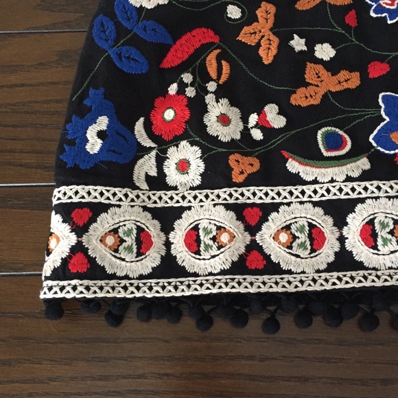 Embroidered mini skirt🌼LAST ONE - Picture 5 of 7